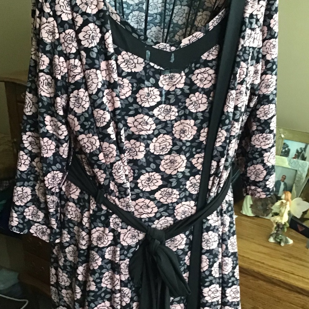 This lovely robe and night gown set is in excellent conditions.